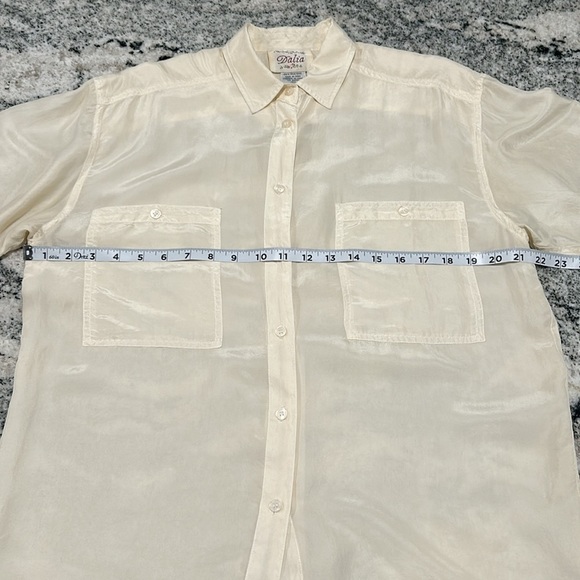 DALIA Size SM Luxe Cream 100% Silk Short Sleeve Collared Button-up top Workwear - Picture 5 of 10